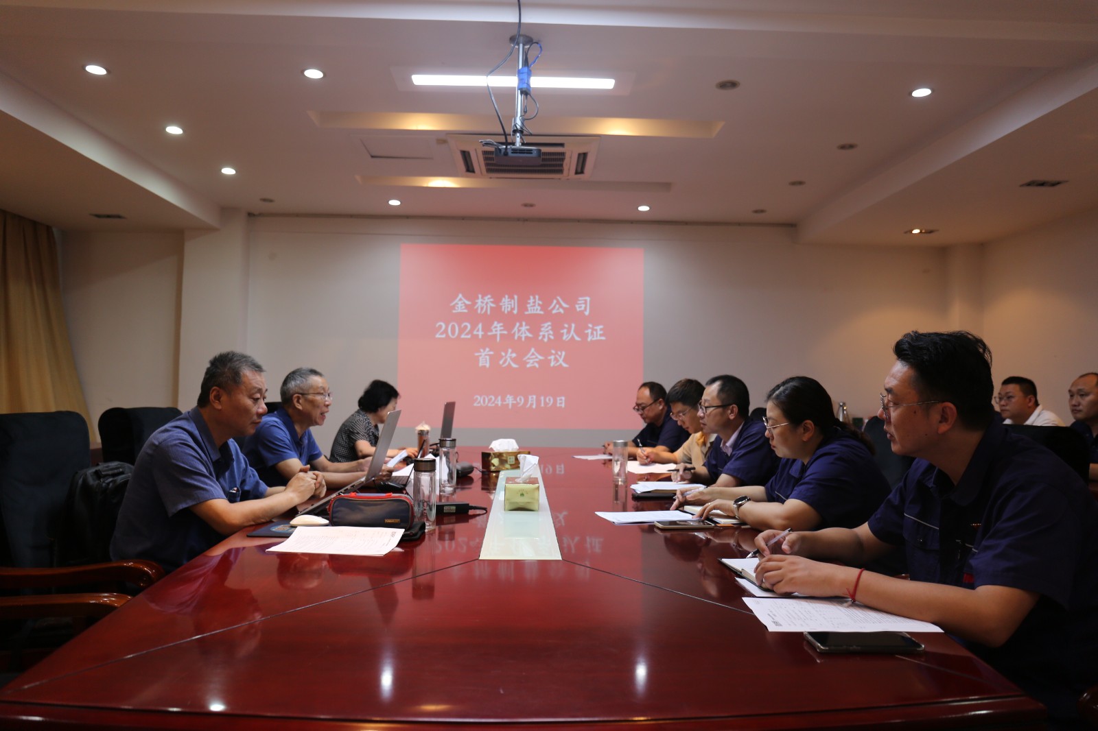 近日，金橋制鹽公司通過北京世標(biāo)認(rèn)證中心審核，給予食品安全管理體系、環(huán)境管理體系和職業(yè)健康安全管理體系認(rèn)證“保持認(rèn)證資格”的監(jiān)督審核結(jié)論，給予質(zhì)量管理體系認(rèn)證“再次注冊(cè)”的再認(rèn)證審核結(jié)論。通過審核，是對(duì)公司精細(xì)化管理成果的檢驗(yàn)，促進(jìn)公司內(nèi)控管理水平持續(xù)提升。（李曉月）
