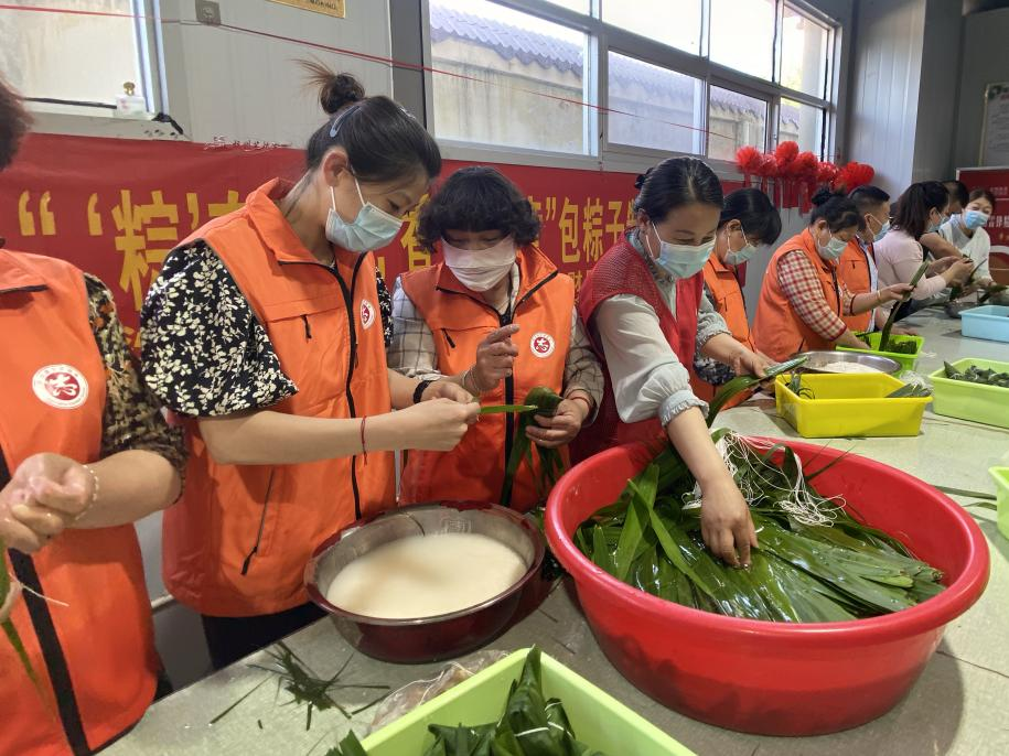青口供電所黨支部聯(lián)合生產(chǎn)生活服務(wù)中心分會(huì)、黃沙坨社區(qū)，共同舉辦“悠悠艾草香 濃濃端午情”系列活動(dòng)。.png
